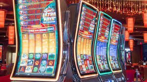 Android ဖုန်းပေါ်တွင် yg168 apk APP Interface Slots နှင့် Live Casino ပြသနေသည့် ပုံ